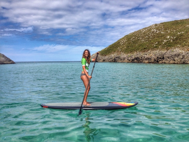  Mädchen auf dem SUP-Board 